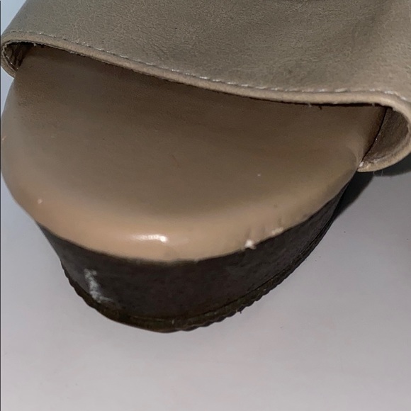 Sold- Charles Albert gold zip woven wedge sandals - Picture 4 of 13